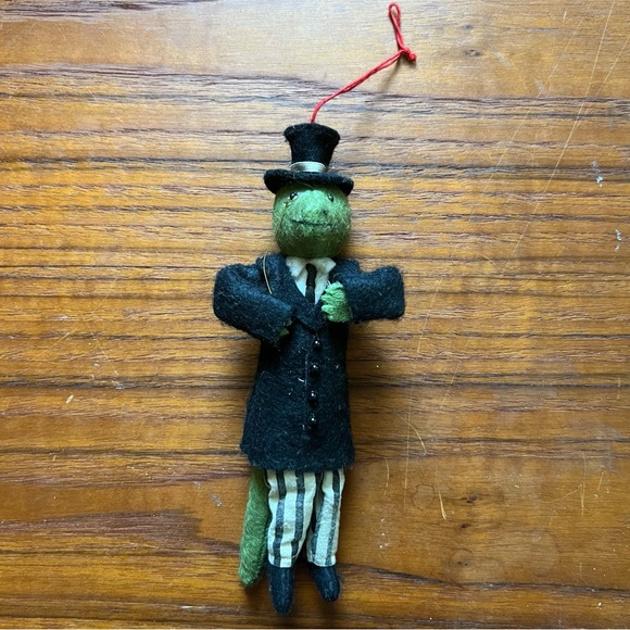 HeartFelts Midwest Cannon Falls Felted Wool Gentleman Alligator Holiday Ornament - Picture 2 of 6